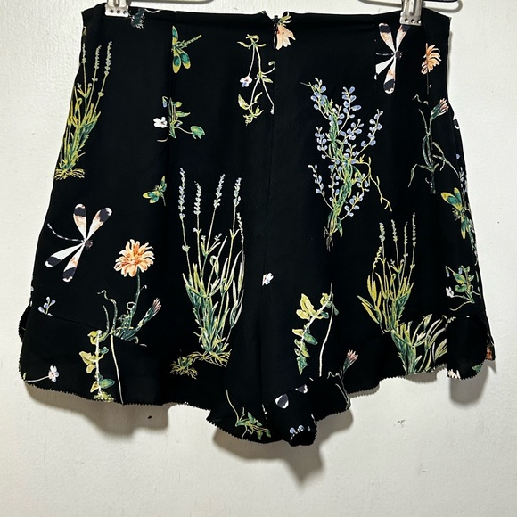 Aritzia Sunday Best black floral lined shorts with ruffled leg edges. Size 0 - Picture 2 of 7